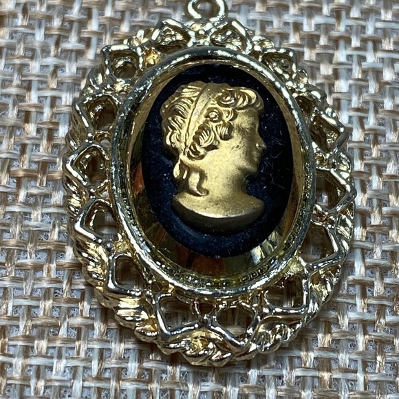 Faux Cameo Black Glass Gold Tone Frame Lady Profile Vintage Pendant - Picture 2 of 9